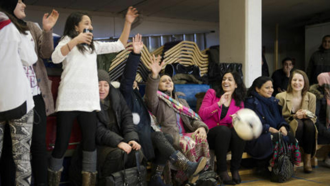 <strong>MØDRENE ENGASJERER SEG:</strong> Hadia Tajik mener fotballklubben Sterling har vært flinke til å få med mødrene. Foto: Benjamin A. Ward / Dagbladet <strong>MØDRENE ENGASJERER SEG:</strong> Hadia Tajik mener fotballklubben Sterling har vært flinke til å få med mødrene. Foto: Benjamin A. Ward / Dagbladet