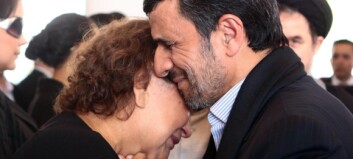 Ahmadinejad får kjeft for å ha klemt mamma Chavez Ahmadinejad får kjeft for å ha klemt mamma Chavez