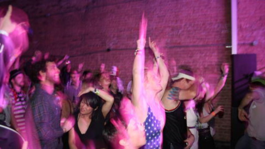 GOD STEMNING: Høye armer da Karpe Diem tente Austin under South by Southwest. Foto: Øyvind Rønning / Dagbladet GOD STEMNING: Høye armer da Karpe Diem tente Austin under South by Southwest. Foto: Øyvind Rønning / Dagbladet