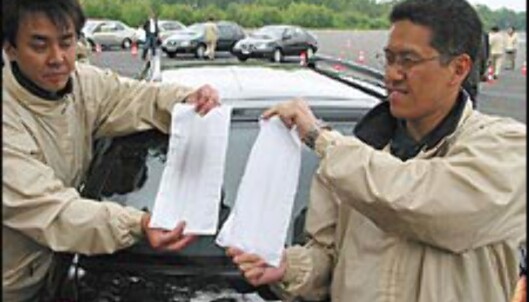 <strong>REN:</strong> Toyotas ingeniører demonstrerer hvor ren D-CAT-motoren er ved å holde lommetørkler foran eksosrøret til en ordinær Avensis D-4D og en D-4D D-CAT. <strong>REN:</strong> Toyotas ingeniører demonstrerer hvor ren D-CAT-motoren er ved å holde lommetørkler foran eksosrøret til en ordinær Avensis D-4D og en D-4D D-CAT.
