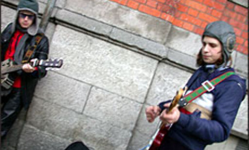 Disse gutta remjer Jimi Hendrix-låta Hey Joe i Tempel Bar. Morgendagens U2?
Foto: Inga Holst Foto: Inga Holst Disse gutta remjer Jimi Hendrix-låta Hey Joe i Tempel Bar. Morgendagens U2?
Foto: Inga Holst Foto: Inga Holst