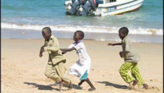 <strong>BARN:</strong> Et av kjennetegnende ved Dakar, er de mange og glade barna. Milevis med strender gir fine forhold for fotball-spill, noe som kanskje har medvirket til at Senegal nå har et av Afrikas beste landslag. <strong>BARN:</strong> Et av kjennetegnende ved Dakar, er de mange og glade barna. Milevis med strender gir fine forhold for fotball-spill, noe som kanskje har medvirket til at Senegal nå har et av Afrikas beste landslag.