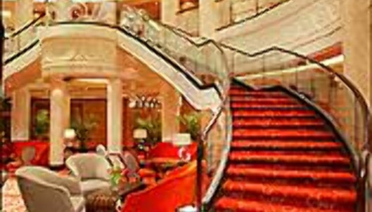 Båtens lobby. Denne trappen bare roper på at du skal gjøre din entre. Båtens lobby. Denne trappen bare roper på at du skal gjøre din entre.