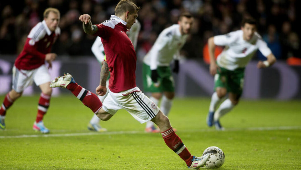 <strong>REDDET POENG:</strong> Daniel Agger scorer på straffespark. Foto: THOMAS BORBERG, AP / NTB SCANPIX <strong>REDDET POENG:</strong> Daniel Agger scorer på straffespark. Foto: THOMAS BORBERG, AP / NTB SCANPIX