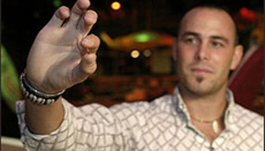 Baja Beach Clubs Steve van Soest viser frem VIP-chipen.<br />
<br />
<I>Foto: Fran Fernández</i> Foto: Fran Fernández Baja Beach Clubs Steve van Soest viser frem VIP-chipen.<br />
<br />
<I>Foto: Fran Fernández</i> Foto: Fran Fernández