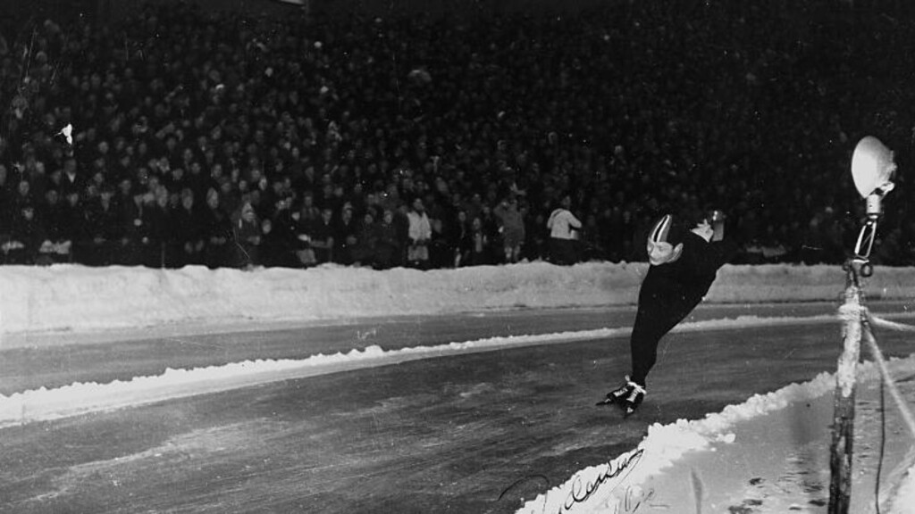 ORIGINALEN: Blitzen (på stolpen til høyre) har nettopp lyst opp svingen, Hjalmar Andersen har øynene lukket og faller på 10 000 meteren under EM på Bislett i 1951 noen få skøytetak seinere. Foto: Johan Brun/Dagbladet. ORIGINALEN: Blitzen (på stolpen til høyre) har nettopp lyst opp svingen, Hjalmar Andersen har øynene lukket og faller på 10 000 meteren under EM på Bislett i 1951 noen få skøytetak seinere. Foto: Johan Brun/Dagbladet.