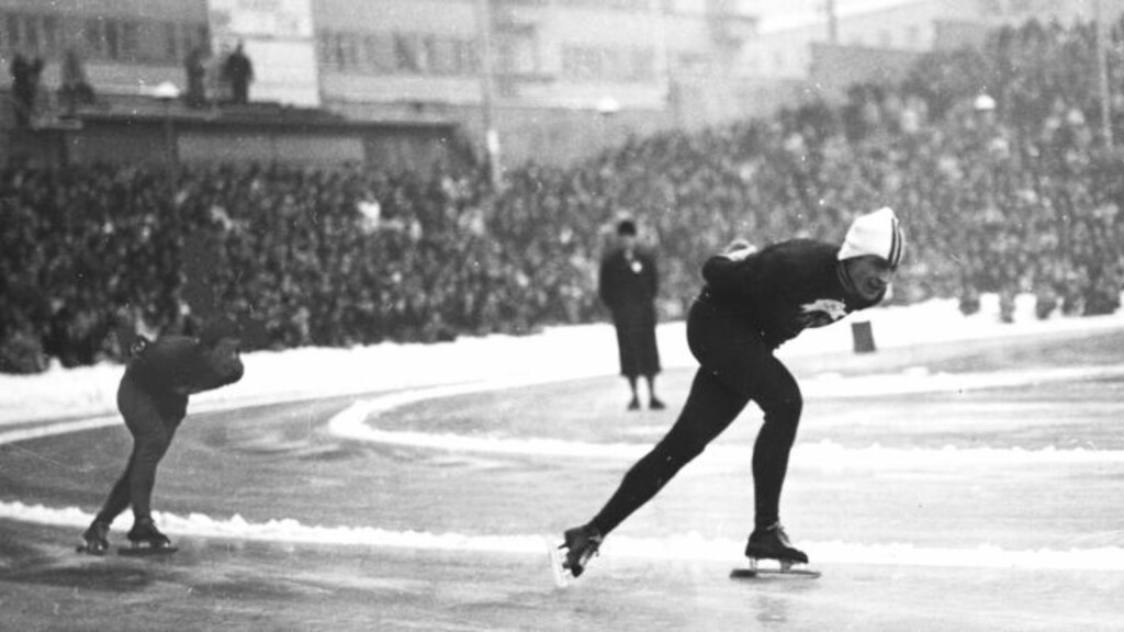 ET ANNET LEGENDARISK HJALLIS-BILDE: Hjalmar Andersen har tatt igjen japaneren Kazuhiko Sugawara med en runde på veien mot OL-gull på 10 000 meter på Bislett i 1952. Foto: NTB Scanpix. ET ANNET LEGENDARISK HJALLIS-BILDE: Hjalmar Andersen har tatt igjen japaneren Kazuhiko Sugawara med en runde på veien mot OL-gull på 10 000 meter på Bislett i 1952. Foto: NTB Scanpix.