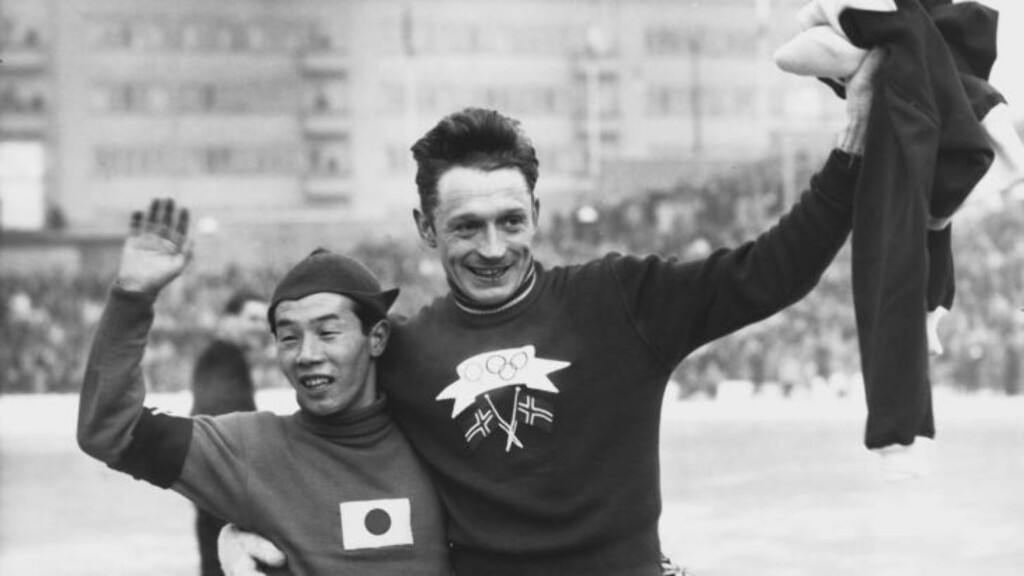 SLIK BLE HAN HELT: Hjallis går æresrunde med parkameraten Sugawara etter utklassingen på 10 000 meteren i OL 19. februar 1952. Foto: NTB Scanpix. SLIK BLE HAN HELT: Hjallis går æresrunde med parkameraten Sugawara etter utklassingen på 10 000 meteren i OL 19. februar 1952. Foto: NTB Scanpix.