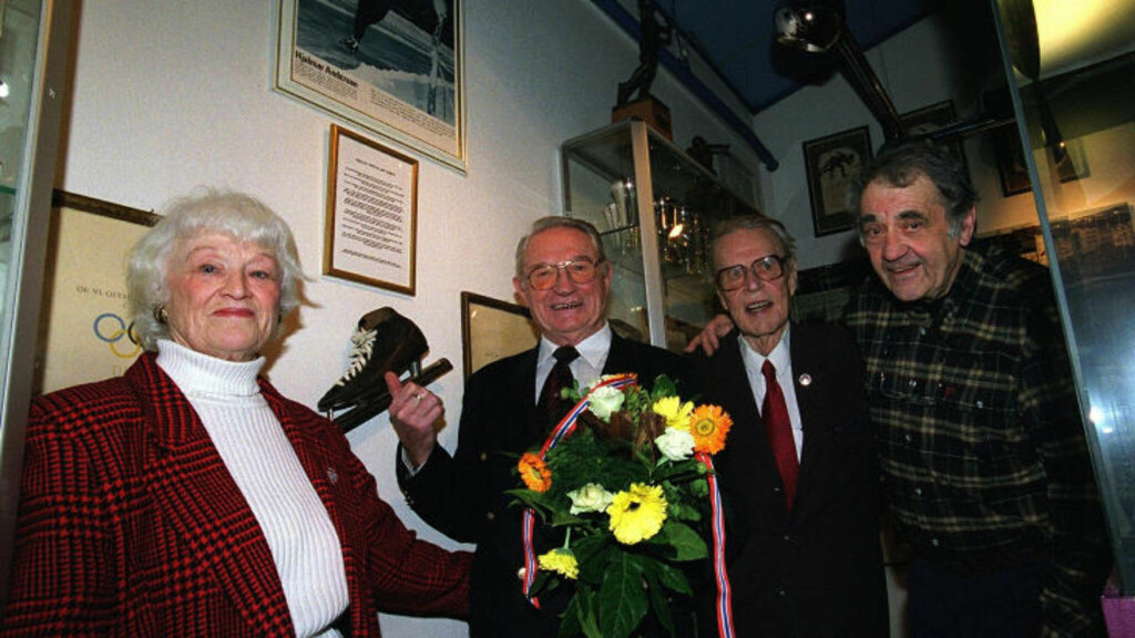GODE VENNER: Hjalmar Andersen (nummer to fra venstre) og Johan Brun (t.h.) ble gode venner etter det omstridte bildet. Her med Bergljot Johansen (t.v.) og Willy Reisvang. Foto: Jan Greve / NTB Scanpix GODE VENNER: Hjalmar Andersen (nummer to fra venstre) og Johan Brun (t.h.) ble gode venner etter det omstridte bildet. Her med Bergljot Johansen (t.v.) og Willy Reisvang. Foto: Jan Greve / NTB Scanpix