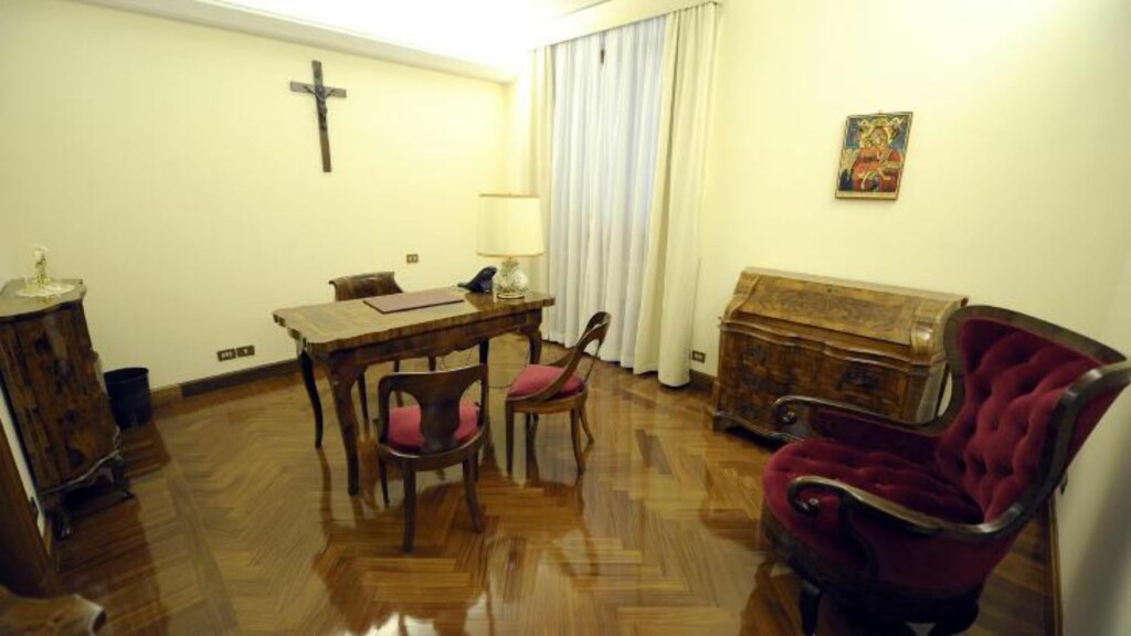 HER BOR PAVEN: Paven bor fremdeles i leiligheten som kardinalene spiste og sov mellom paveavstemningene i forrige måned. Foto: EPA/OSSERVATORE ROMANO HER BOR PAVEN: Paven bor fremdeles i leiligheten som kardinalene spiste og sov mellom paveavstemningene i forrige måned. Foto: EPA/OSSERVATORE ROMANO