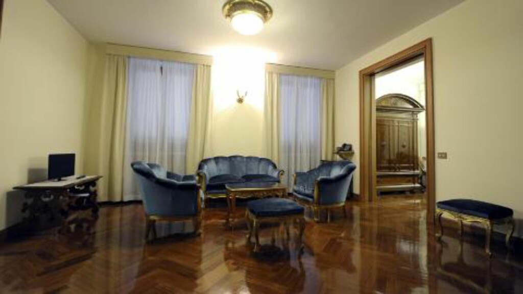 ELEGANG OG ENKELT: Den blå fløyels-sofaen og stolene er plassert i pavens midlertidige bolig. Foto: EPA/OSSERVATORE ROMANO ELEGANG OG ENKELT: Den blå fløyels-sofaen og stolene er plassert i pavens midlertidige bolig. Foto: EPA/OSSERVATORE ROMANO