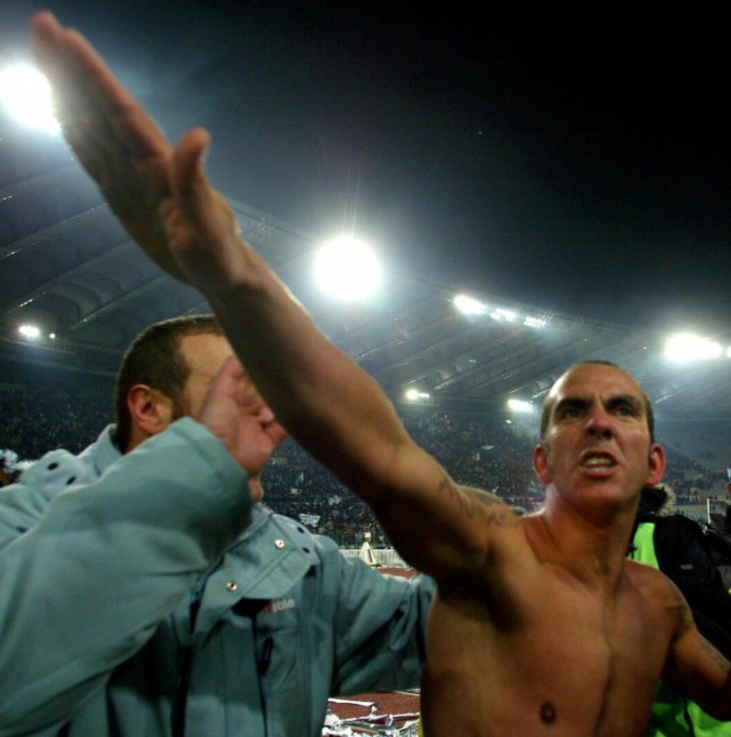 <strong>BØTELAGT:</strong> Di Canio har vært fulgt av kontroverser både som spiller og manager. I 2005 fikk han en bot på 80000 kroner da han feiret på denne måten etter at Lazio slo Roma i Roma-derbyet. Foto: REUTERS /Alessia Pierdomenico / NTB Scanpix <strong>BØTELAGT:</strong> Di Canio har vært fulgt av kontroverser både som spiller og manager. I 2005 fikk han en bot på 80000 kroner da han feiret på denne måten etter at Lazio slo Roma i Roma-derbyet. Foto: REUTERS /Alessia Pierdomenico / NTB Scanpix