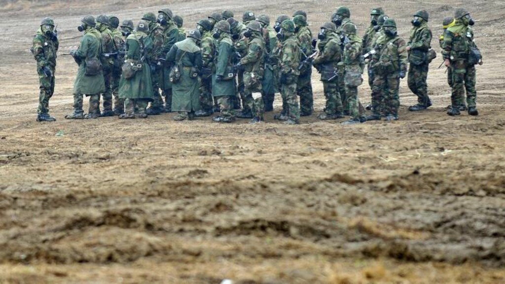 FORBEREDER SEG: Sørkoreanske styrker iført gassmasker tar oppstilling i grensebyen Paju tirsdag 2. april, dagen etter at presidenten advarte naboen i nord om at enhver provokasjon vil bli møtt med en militær motreaksjon. Advarlsene kom etter at myndighetene i Pyongyang gjorde det klart at de anså de to landene på Korea-halvøya for å være i krig. Foto: JUNG YEON-JE / AFP Photo FORBEREDER SEG: Sørkoreanske styrker iført gassmasker tar oppstilling i grensebyen Paju tirsdag 2. april, dagen etter at presidenten advarte naboen i nord om at enhver provokasjon vil bli møtt med en militær motreaksjon. Advarlsene kom etter at myndighetene i Pyongyang gjorde det klart at de anså de to landene på Korea-halvøya for å være i krig. Foto: JUNG YEON-JE / AFP Photo