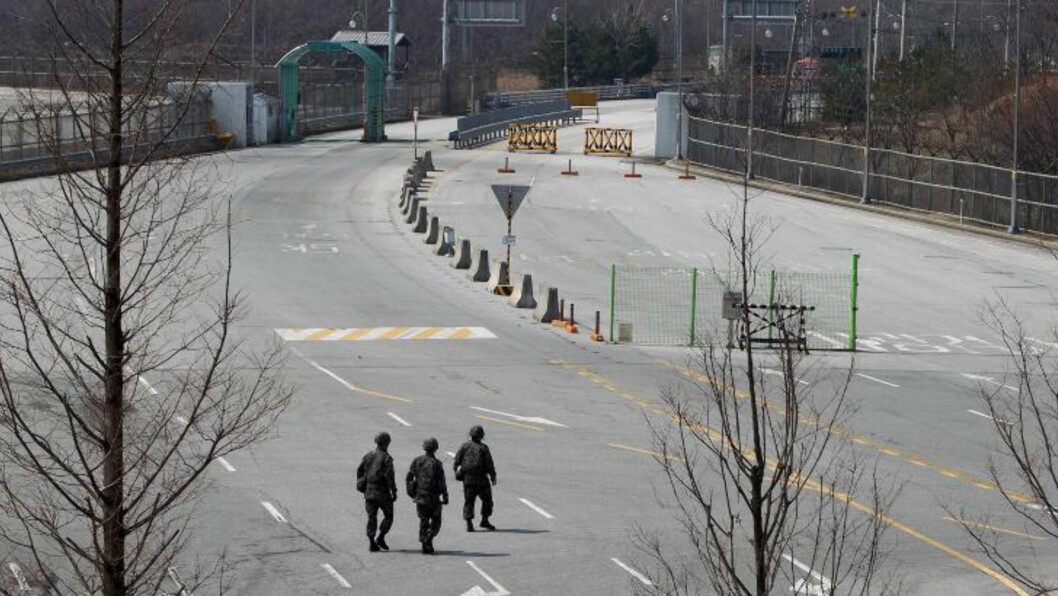 <strong>KRAFTIGE REAKSJONER:</strong> Sørkoreanske myndigheter beklager sterkt at Nord-Korea nekter sørkoreanske arbeidere adgang til et viktig industrianlegg. De utelukker ikke bruk av militære midler hvis sikkerheten til sørkoreanske innbyggere står i fare. Her er sørkoreanske soldater like ved den demilitariserte sonen. Foto: Jeon Heon-Kyun / EPA / NTB Scanpix <strong>KRAFTIGE REAKSJONER:</strong> Sørkoreanske myndigheter beklager sterkt at Nord-Korea nekter sørkoreanske arbeidere adgang til et viktig industrianlegg. De utelukker ikke bruk av militære midler hvis sikkerheten til sørkoreanske innbyggere står i fare. Her er sørkoreanske soldater like ved den demilitariserte sonen. Foto: Jeon Heon-Kyun / EPA / NTB Scanpix