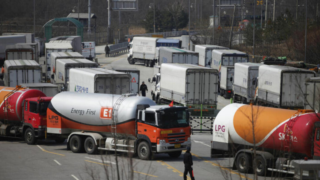 <strong>INGEN ADGANG:</strong> Sørkoreanske lastebiler måtte snu da Nord-Korea blokkerte adgangen til industrisonen Kaesong. Foto: Kim Hong-ji / Reuters / NTB scanpix <strong>INGEN ADGANG:</strong> Sørkoreanske lastebiler måtte snu da Nord-Korea blokkerte adgangen til industrisonen Kaesong. Foto: Kim Hong-ji / Reuters / NTB scanpix
