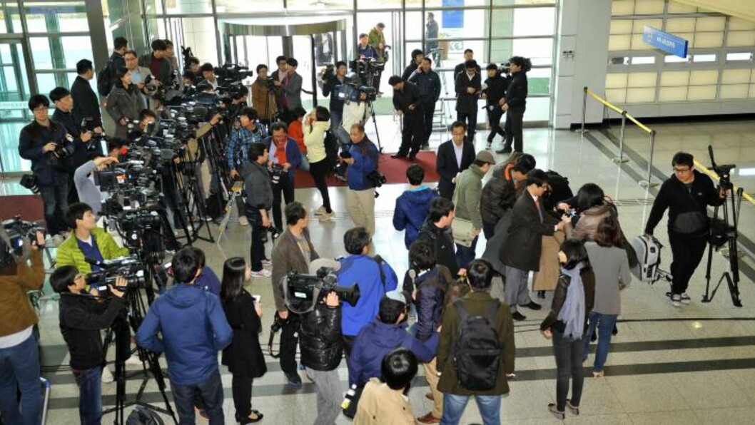 <strong>VOLDSOM INTERESSE:</strong> Journalister har samlet seg ved grensa etter å ha blitt nektet adgang til Kaesong. Foto: Jung Yeon-Je / AFP Photo / NTB Scanpix <strong>VOLDSOM INTERESSE:</strong> Journalister har samlet seg ved grensa etter å ha blitt nektet adgang til Kaesong. Foto: Jung Yeon-Je / AFP Photo / NTB Scanpix