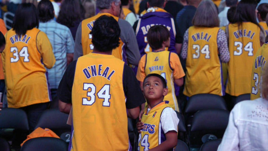 <strong>HYLLET:</strong> Både fansen og klubben hyllet Shaquille O'Neal, som fikk trøyenummeret sitt fra tiden i Los Angeles fredet i klubben. Foto: AP Photo/Mark J. Terrill / NTB Scanpix <strong>HYLLET:</strong> Både fansen og klubben hyllet Shaquille O'Neal, som fikk trøyenummeret sitt fra tiden i Los Angeles fredet i klubben. Foto: AP Photo/Mark J. Terrill / NTB Scanpix