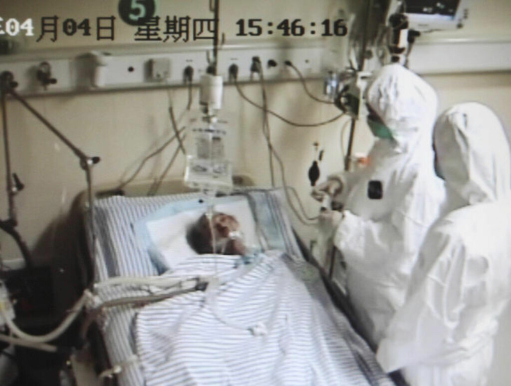 SYKE: Leger behandler en smittet 67-åring på et sykehus i Hangzhou. Foto :REUTERS / Chance Chan / NTB Scanpix SYKE: Leger behandler en smittet 67-åring på et sykehus i Hangzhou. Foto :REUTERS / Chance Chan / NTB Scanpix