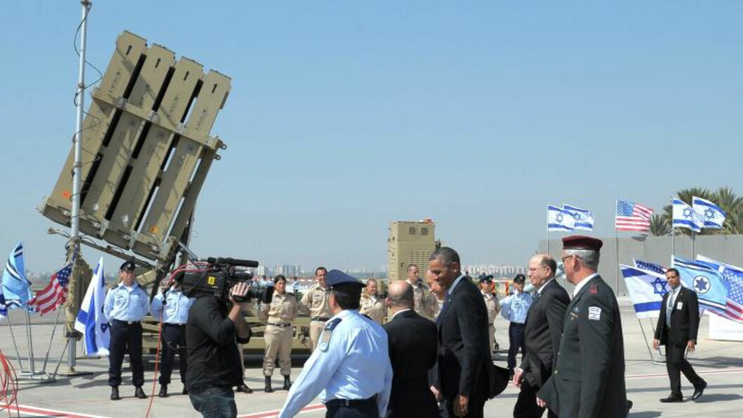 <strong>RAKETTFORSVAR:</strong> Iron Dome kalles systemet. Her viser USAs president Barack Obama systemet under et besøk på Ben Gurion-flyplassen. Foto: AFP/MANDEL NGAN <strong>RAKETTFORSVAR:</strong> Iron Dome kalles systemet. Her viser USAs president Barack Obama systemet under et besøk på Ben Gurion-flyplassen. Foto: AFP/MANDEL NGAN