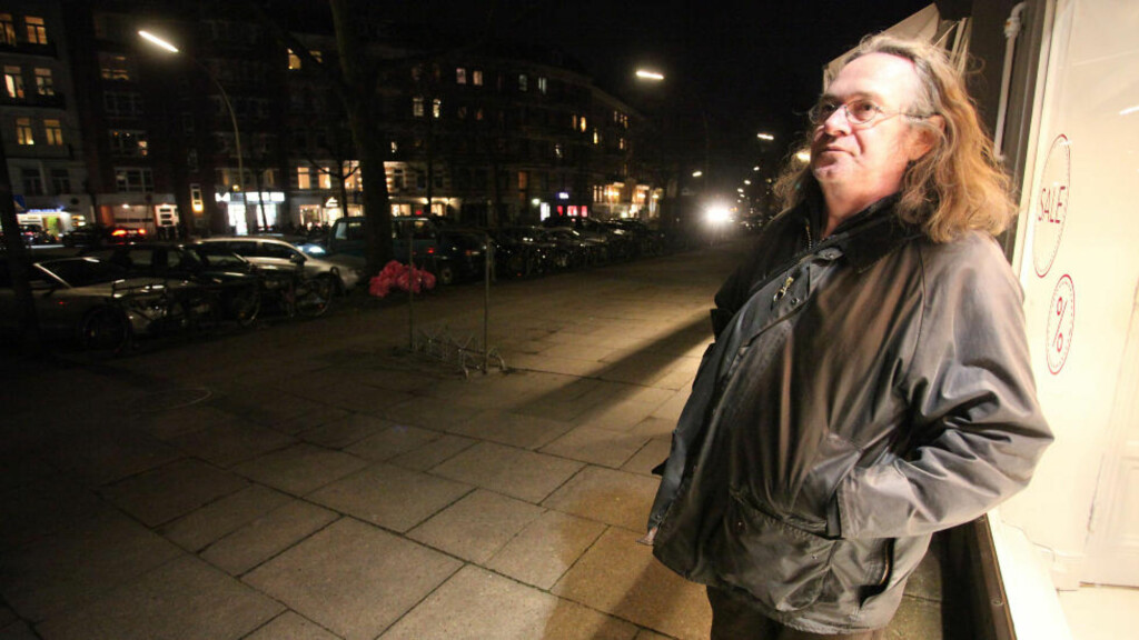 HUSKER IKKE: - Jeg husker ikke lenger når jeg sluttet å røyke bønner. Det er lenge sider, sier Ingvar Ambjørnsen. Foto: ASBJØRN SVARSTAD HUSKER IKKE: - Jeg husker ikke lenger når jeg sluttet å røyke bønner. Det er lenge sider, sier Ingvar Ambjørnsen. Foto: ASBJØRN SVARSTAD
