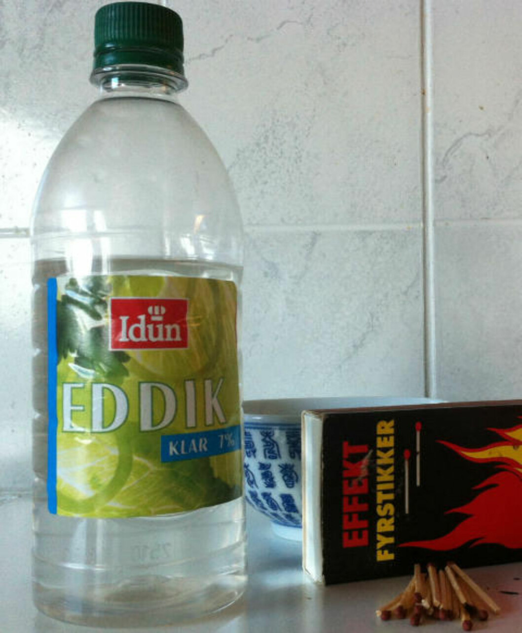 <strong>ENKLE MIDLER:</strong> Kjente produkter fra kjøkkenskapet som eddik, bakepulver og fyrstikker kan få bukt med vond lukt på kjøkkenet. Foto: Gro Strømsheim <strong>ENKLE MIDLER:</strong> Kjente produkter fra kjøkkenskapet som eddik, bakepulver og fyrstikker kan få bukt med vond lukt på kjøkkenet. Foto: Gro Strømsheim