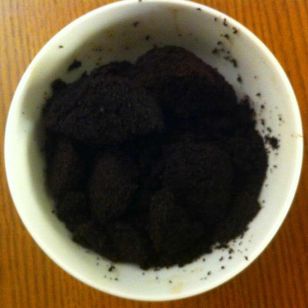 <strong>LUKTER BEDRE:</strong> Kaffegrut har en behagelig lukt som vil kamuflere over vondere lukter på kjøkkenet. Foto: Gro Strømsheim <strong>LUKTER BEDRE:</strong> Kaffegrut har en behagelig lukt som vil kamuflere over vondere lukter på kjøkkenet. Foto: Gro Strømsheim