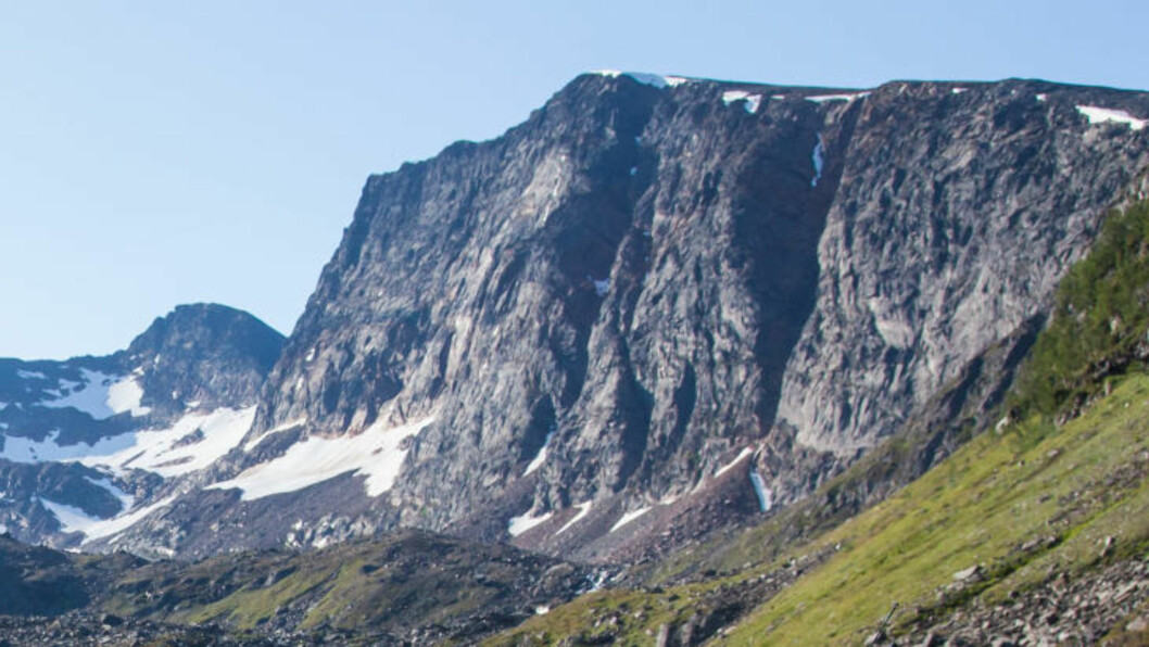 <strong>TO VARDER:</strong> Det er to varder på fjellet, den ene helt ute på kanten av stupet. Foto: John Johansen <strong>TO VARDER:</strong> Det er to varder på fjellet, den ene helt ute på kanten av stupet. Foto: John Johansen