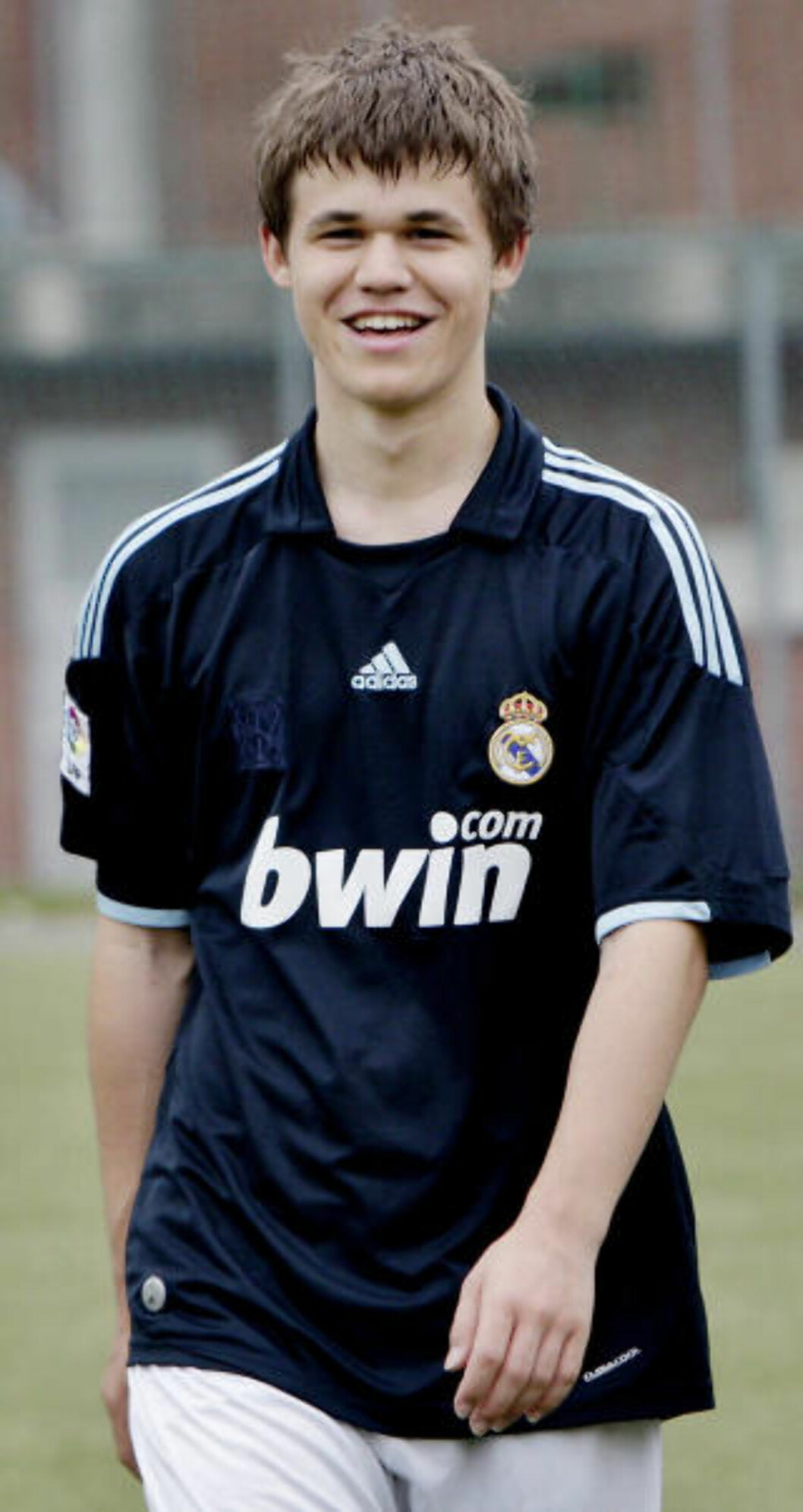 <strong> SUPPORTER:</strong> Magnus Carlsen er kjent som Real Madrid-supporter. Dagen etter lagets storkamp mot Dortmund, skal 22-åringen debutere for sin nye klubb. Foto: AFP PHOTO /DANIEL SANNUM LAUTEN / NTB Scanpix <strong> SUPPORTER:</strong> Magnus Carlsen er kjent som Real Madrid-supporter. Dagen etter lagets storkamp mot Dortmund, skal 22-åringen debutere for sin nye klubb. Foto: AFP PHOTO /DANIEL SANNUM LAUTEN / NTB Scanpix