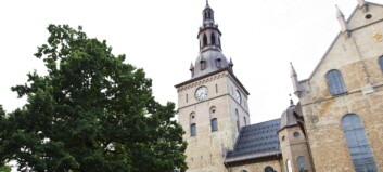 Mann i djevelkostyme skremte kirkegjengere Mann i djevelkostyme skremte kirkegjengere