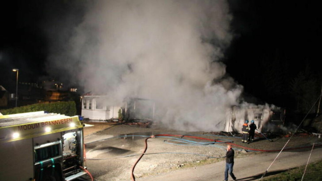 VÅKNET 01.50 NATT TIL 1. MAI: Alle de sju beboerne kom seg ut av det brennende huset i Vikersund. Foto: Ole Chr. Nordby, Eikerfoto. VÅKNET 01.50 NATT TIL 1. MAI: Alle de sju beboerne kom seg ut av det brennende huset i Vikersund. Foto: Ole Chr. Nordby, Eikerfoto.