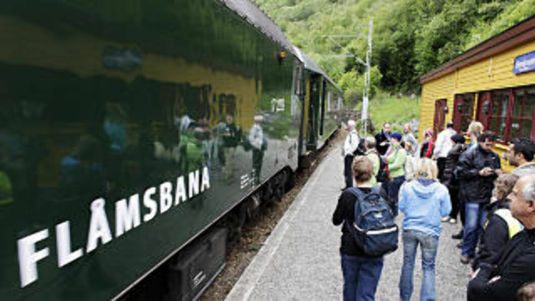 <strong>APRIL:</strong> Flåmsbanen frakter turister og lokalbefolkning mellom Flåm og Myrdal. På Berekvam er det plass til å møtes, oppgående og nedrullende. Foto: OLE C. H. THOMASSEN <strong>APRIL:</strong> Flåmsbanen frakter turister og lokalbefolkning mellom Flåm og Myrdal. På Berekvam er det plass til å møtes, oppgående og nedrullende. Foto: OLE C. H. THOMASSEN