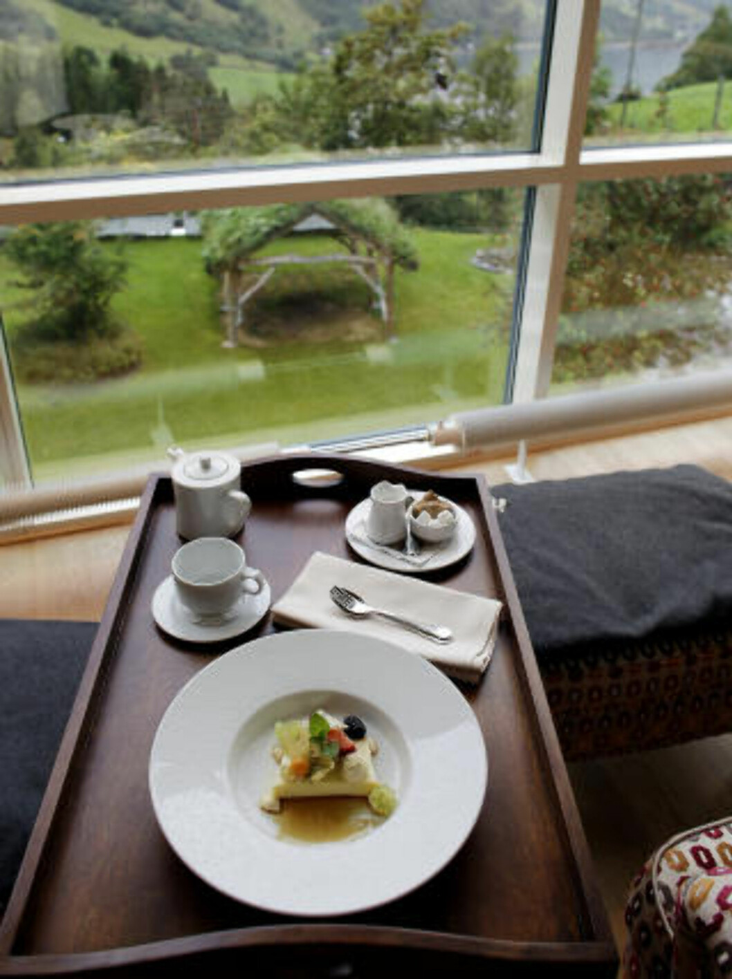 <strong>NOVEMBER:</strong> På Hotel Union i Geiranger nyter du et stille måltid etter spabehandling. Her har vi karamellpudding, kaffe og hvile med utsikt. Foto: OLE C. H. THOMASSEN <strong>NOVEMBER:</strong> På Hotel Union i Geiranger nyter du et stille måltid etter spabehandling. Her har vi karamellpudding, kaffe og hvile med utsikt. Foto: OLE C. H. THOMASSEN