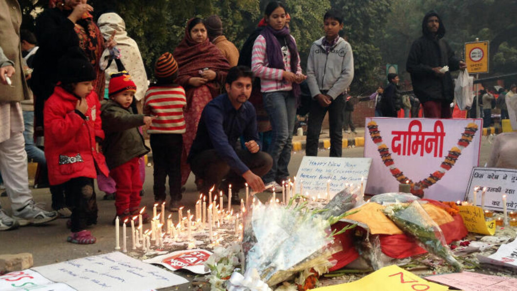 <strong>REAGERTE:</strong> Himanshu Gulati, formann i Fremskrittspartiets ungdom (Fpu), mener Borch er på ville veier med sitt opprinnelige utspill. Han har selv reist til New Delhi i India for å delta i en stor blomsterseremoni til ære for kvinnen som døde etter at hun ble gjengvoldtatt på en buss - i en opprivende sak som har utløst voldsomme reaksjoner i India. Foto: Privat <strong>REAGERTE:</strong> Himanshu Gulati, formann i Fremskrittspartiets ungdom (Fpu), mener Borch er på ville veier med sitt opprinnelige utspill. Han har selv reist til New Delhi i India for å delta i en stor blomsterseremoni til ære for kvinnen som døde etter at hun ble gjengvoldtatt på en buss - i en opprivende sak som har utløst voldsomme reaksjoner i India. Foto: Privat
