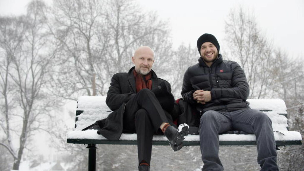 TAR KARAKTEREN VIDERE: Forfatter av «Halvbroren», Lars Saabye Christensen og skuespiller Nicolai Cleve Broch skryter av manuset til TV-serien som snart har premiere på NRK. Cleve Broch forteller at det er et sterkt element av gjendiktning i hans tolkning av Barnum i serien. Foto: Øistein Norum Monsen / DAGBLADET TAR KARAKTEREN VIDERE: Forfatter av «Halvbroren», Lars Saabye Christensen og skuespiller Nicolai Cleve Broch skryter av manuset til TV-serien som snart har premiere på NRK. Cleve Broch forteller at det er et sterkt element av gjendiktning i hans tolkning av Barnum i serien. Foto: Øistein Norum Monsen / DAGBLADET