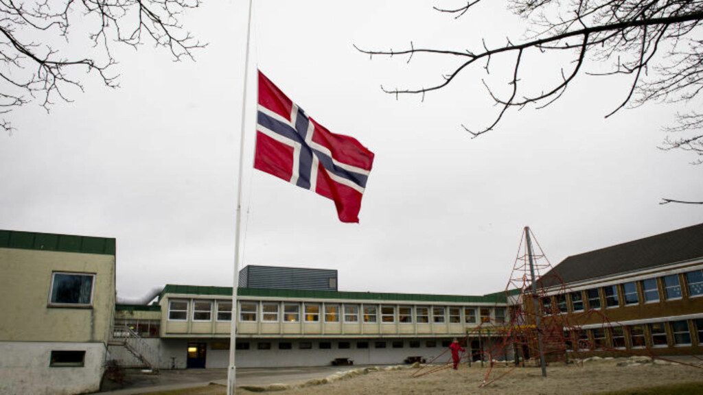 FLAGGET PÅ HALV STANG: I syvende klasse på Kleppe skole i Rogaland var det mandag en tom pult, etter at Olav Hovda (12) ble påkjørt - og senere døde av skadene i helga. Lærere og elever skal ifølge et innlegg på skolens hjemmeside ha møttes til minnestund her i dag. Foto: Kent Skibstad / Dagbladet FLAGGET PÅ HALV STANG: I syvende klasse på Kleppe skole i Rogaland var det mandag en tom pult, etter at Olav Hovda (12) ble påkjørt - og senere døde av skadene i helga. Lærere og elever skal ifølge et innlegg på skolens hjemmeside ha møttes til minnestund her i dag. Foto: Kent Skibstad / Dagbladet