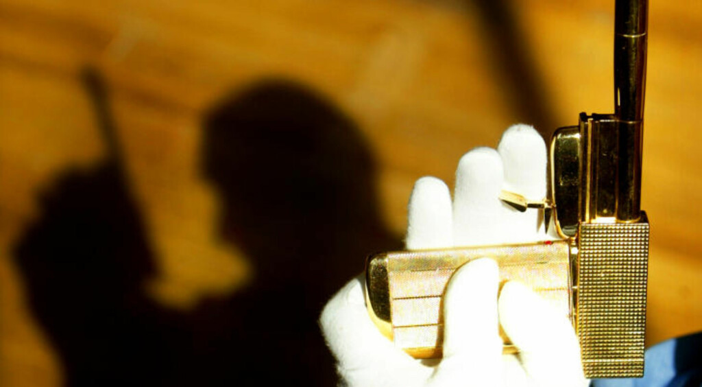 ORIGINALEN: Dette er den orginale gullbelagte pistolen som ble brukt under innspillingen av James Bond - Mannen med den gyldne pistol i 1974. Foto: Reuters ORIGINALEN: Dette er den orginale gullbelagte pistolen som ble brukt under innspillingen av James Bond - Mannen med den gyldne pistol i 1974. Foto: Reuters