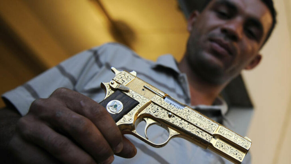 DØDSBO: Denne pistolen tilhørte den tidligere diktatoren, avdøde Muammar Kadhafi. Foto: AFP DØDSBO: Denne pistolen tilhørte den tidligere diktatoren, avdøde Muammar Kadhafi. Foto: AFP