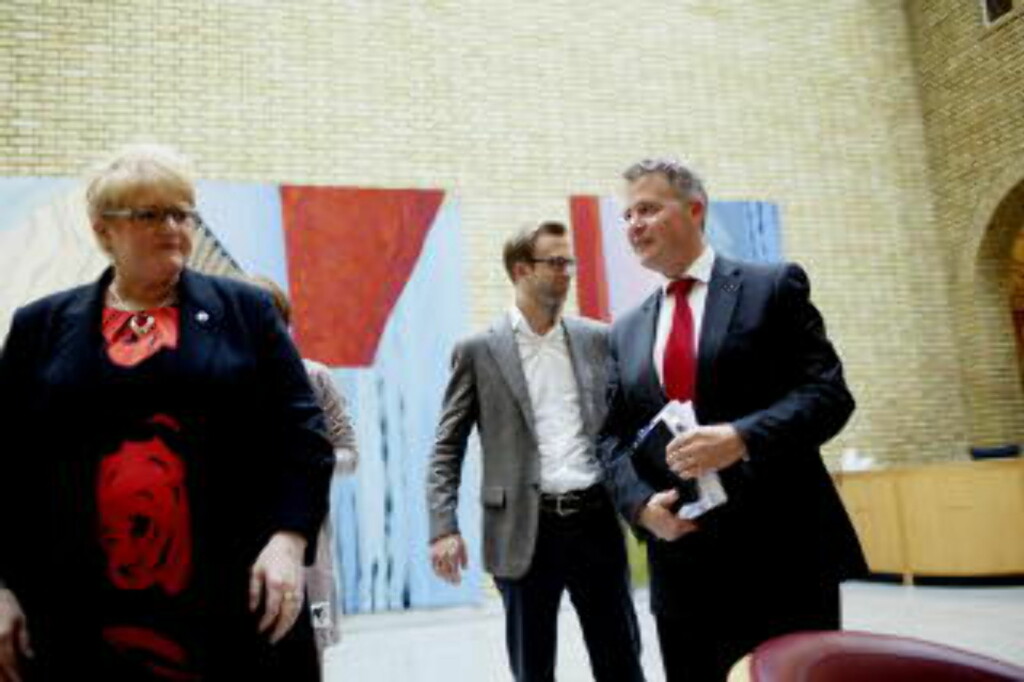OSLO 20120601.
F.v. Venstres Trine Skei Grande, Høyres Nikolai Astrup og Frps Per-Willy Amundsen i Stortingets vandrehall i forbindelse med bruddet i klimaforhandlingene.
Foto: Stian Lysberg Solum / NTB scanpix OSLO 20120601.
F.v. Venstres Trine Skei Grande, Høyres Nikolai Astrup og Frps Per-Willy Amundsen i Stortingets vandrehall i forbindelse med bruddet i klimaforhandlingene.
Foto: Stian Lysberg Solum / NTB scanpix