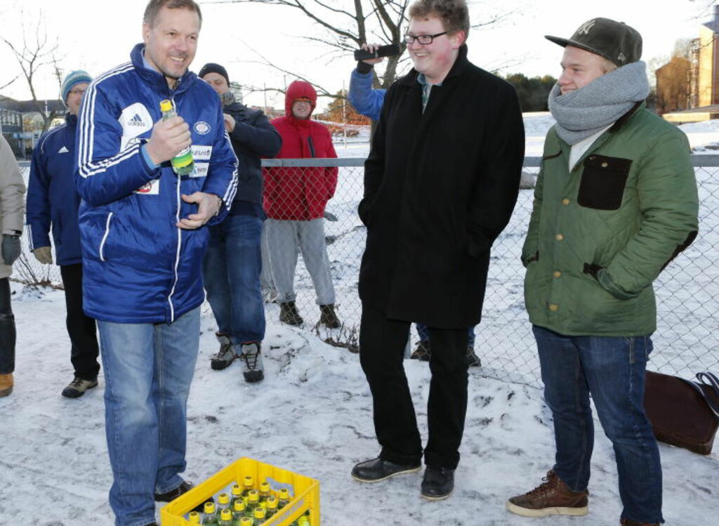 VARM VELKOMST I KULDA: Kjetil Rekdal fikk en kasse pærebrus av VIF-supporterene Magnus Håkonsen og Sondre Solvang Midtskogen før sin første trening med Vålerenga. Foto: CORNELIUS POPPE / NTB SCANPIX VARM VELKOMST I KULDA: Kjetil Rekdal fikk en kasse pærebrus av VIF-supporterene Magnus Håkonsen og Sondre Solvang Midtskogen før sin første trening med Vålerenga. Foto: CORNELIUS POPPE / NTB SCANPIX