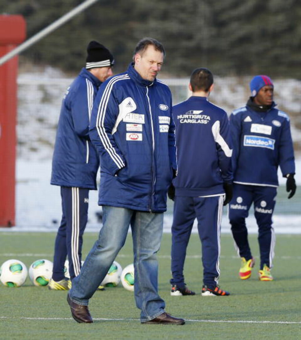 OBSERVATØR: Kjetil Rekdal fulgte dagens trening fra indre bane, men overlot ledelsen av økta til bl.a. André Bergdølmo (t.v.).
Foto: CORNELIUS POPPE / NTB SCANPIX OBSERVATØR: Kjetil Rekdal fulgte dagens trening fra indre bane, men overlot ledelsen av økta til bl.a. André Bergdølmo (t.v.).
Foto: CORNELIUS POPPE / NTB SCANPIX
