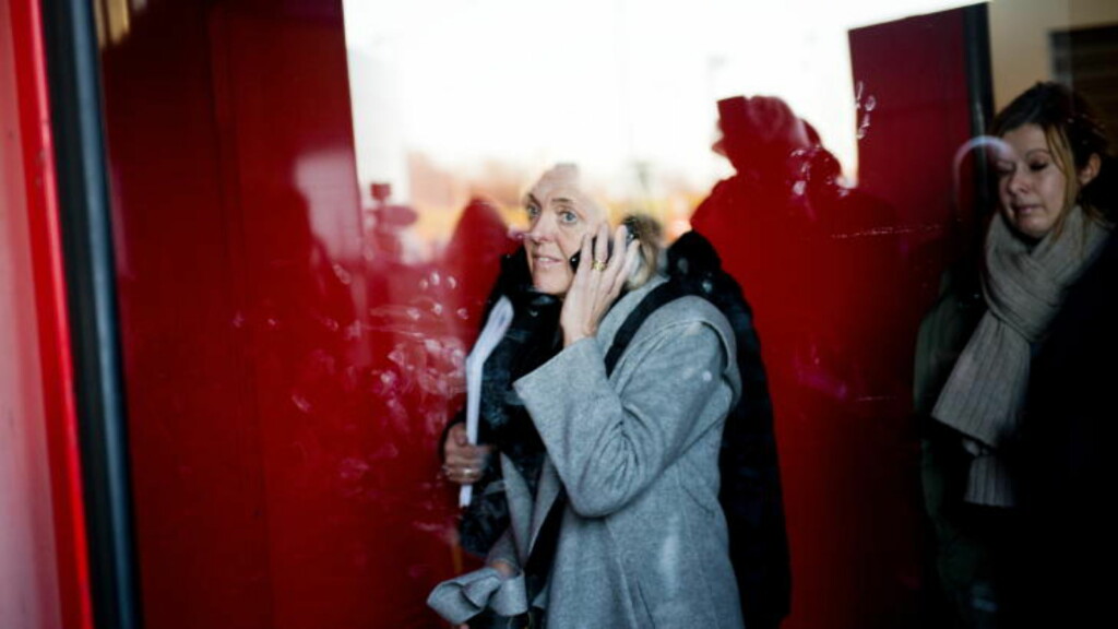 ENDELIG FERDIG:
Elisabeth Goffeng leder for de kabinansatte i Norge kommer ut av SAS-huset på Kastrup mandag morgen. Hun har sittet i forhandlinger mer eller mindre i ett strekk siden onsdag.
Foto: Fredrik Varfjell / NTB scanpix ENDELIG FERDIG:
Elisabeth Goffeng leder for de kabinansatte i Norge kommer ut av SAS-huset på Kastrup mandag morgen. Hun har sittet i forhandlinger mer eller mindre i ett strekk siden onsdag.
Foto: Fredrik Varfjell / NTB scanpix