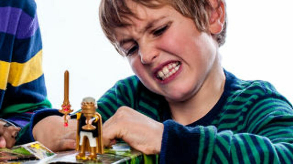 VANSKELIG ÅPNING: Runar strever litt med lukene i Playmobil-kalenderen. Foto: Tore Fjeld VANSKELIG ÅPNING: Runar strever litt med lukene i Playmobil-kalenderen. Foto: Tore Fjeld