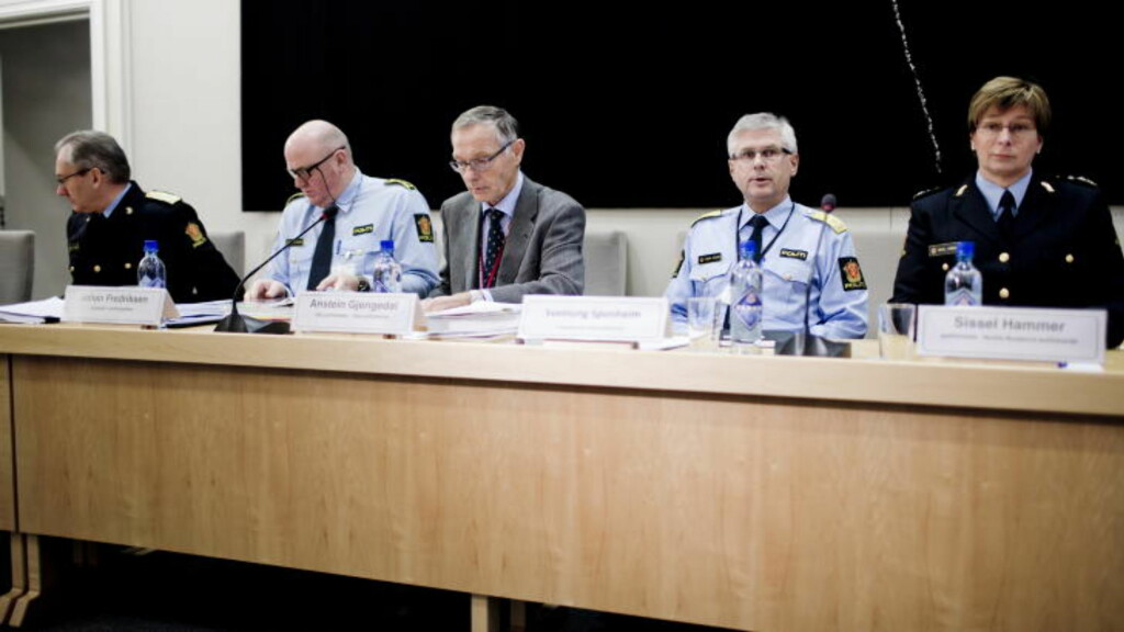 GRILLET I DAG: Eks-politimester Anstein Gjengedal (i midten) under høringen i Stortingets kontroll- og konstitusjonskomité i dag. Sammen med fungerende politidirektør odd Reidar Humlegård, stabsjef i Oslo-politiet Johan Fredriksen, visepolitimester i Oslo Sveinung Sponheim og politimester Sissel Hammer i Nordre Buskerud politidistrikt, ble han grillet om valgene og håndteringen av terroren 22. juli i fjor.
Foto: Stian Lysberg Solum / NTB scanpix GRILLET I DAG: Eks-politimester Anstein Gjengedal (i midten) under høringen i Stortingets kontroll- og konstitusjonskomité i dag. Sammen med fungerende politidirektør odd Reidar Humlegård, stabsjef i Oslo-politiet Johan Fredriksen, visepolitimester i Oslo Sveinung Sponheim og politimester Sissel Hammer i Nordre Buskerud politidistrikt, ble han grillet om valgene og håndteringen av terroren 22. juli i fjor.
Foto: Stian Lysberg Solum / NTB scanpix