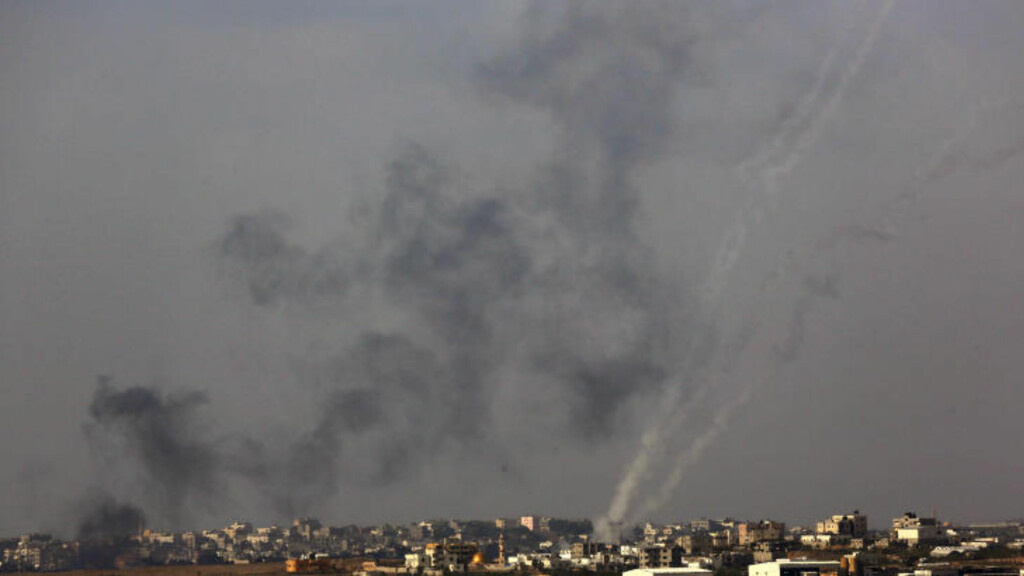 LUFTANGREP: Røyk stiger opp etter et israelsk luftangep mot Gaza tidligere i dag. Foto: REUTERS / Yannis Behrakis / NTB scanpix LUFTANGREP: Røyk stiger opp etter et israelsk luftangep mot Gaza tidligere i dag. Foto: REUTERS / Yannis Behrakis / NTB scanpix