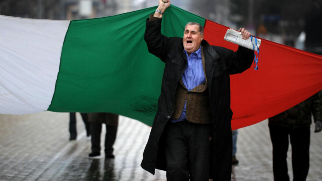 TJENER MINDRE: Norge er ikke uventet på kostandstoppen - Bulgaria er på bunnen. Mens en bulgarsk ansatt koster 26 kroner i timen i gjennomsnitt - koster en norsk ansatt 326 kroner.
Det betyr at en nordmann koster 12,5 ganger, eller 1253 prosent, mer enn en bulgarer i timen. Her fra en demonstrasjon i Bulgarias hovedstad Sofia. Foto: AFP/DIMITAR DILKOFF/NTB SCANPIX TJENER MINDRE: Norge er ikke uventet på kostandstoppen - Bulgaria er på bunnen. Mens en bulgarsk ansatt koster 26 kroner i timen i gjennomsnitt - koster en norsk ansatt 326 kroner.
Det betyr at en nordmann koster 12,5 ganger, eller 1253 prosent, mer enn en bulgarer i timen. Her fra en demonstrasjon i Bulgarias hovedstad Sofia. Foto: AFP/DIMITAR DILKOFF/NTB SCANPIX