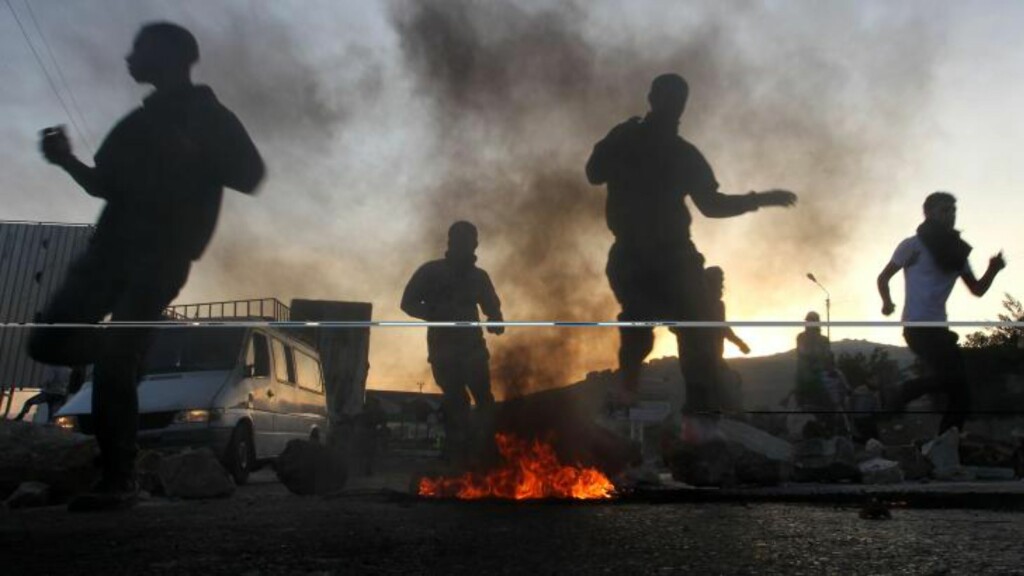 LØPER FOR LIVET: Palestinske steinkastere flykter fra israelske sikkerhetsstyrker etter et sammenstøt i byen Nablus i går ettermiddag. Foto: Jaafar Ashtiyeh / AFP / NTB Scanpix LØPER FOR LIVET: Palestinske steinkastere flykter fra israelske sikkerhetsstyrker etter et sammenstøt i byen Nablus i går ettermiddag. Foto: Jaafar Ashtiyeh / AFP / NTB Scanpix