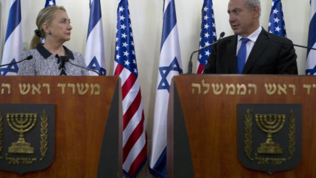 MØTTES: Hillary Clinton møtte Israels statsminister Benjamin Netanyahu i Jerusalem i går. Foto: Baz Ratner / AP / NTB Scanpix MØTTES: Hillary Clinton møtte Israels statsminister Benjamin Netanyahu i Jerusalem i går. Foto: Baz Ratner / AP / NTB Scanpix