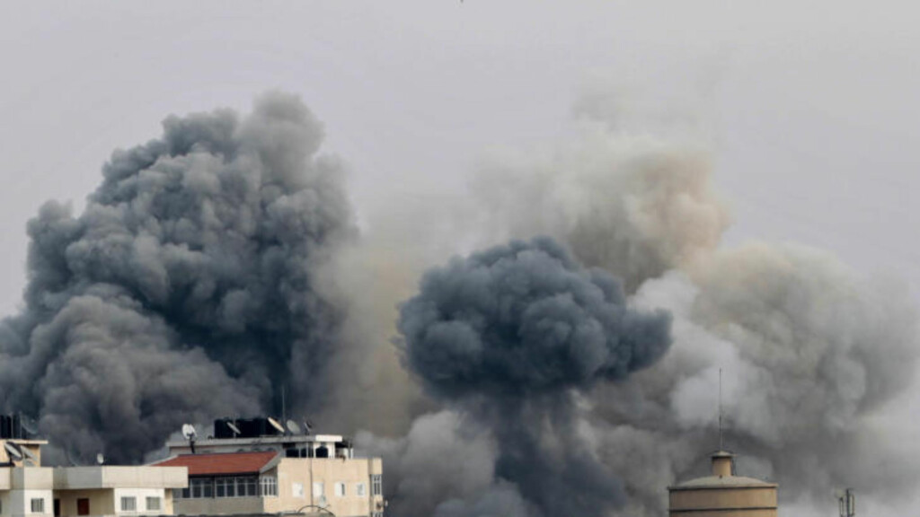 TIDLIGERE I DAG: En bombe slår ned i Gaza by. Foto: REUTERS / Ahmed Jadallah / NTB scanpix TIDLIGERE I DAG: En bombe slår ned i Gaza by. Foto: REUTERS / Ahmed Jadallah / NTB scanpix