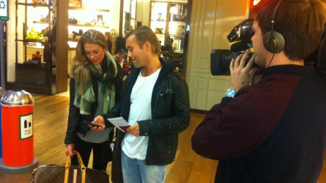 <strong>PÅ REISEFOT:</strong> Tone Damli har reist mye den siste tida, og det er gjort opptak til dokumentarserien blant annet på Ibiza, i New York og Los Angeles. Dette bildet er fra Heathrow airport utenfor London. Foto: TV 2 <strong>PÅ REISEFOT:</strong> Tone Damli har reist mye den siste tida, og det er gjort opptak til dokumentarserien blant annet på Ibiza, i New York og Los Angeles. Dette bildet er fra Heathrow airport utenfor London. Foto: TV 2