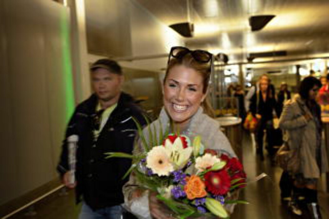 <strong>FORLOVET:</strong> Tone Damli strålte da hun nyforlovet ankom Gardermoen flyplass i sommer. Også livet som nyforlovet kommer fram i dokumentarserien. Foto: Lars Eivind Bones / Dagbladet <strong>FORLOVET:</strong> Tone Damli strålte da hun nyforlovet ankom Gardermoen flyplass i sommer. Også livet som nyforlovet kommer fram i dokumentarserien. Foto: Lars Eivind Bones / Dagbladet